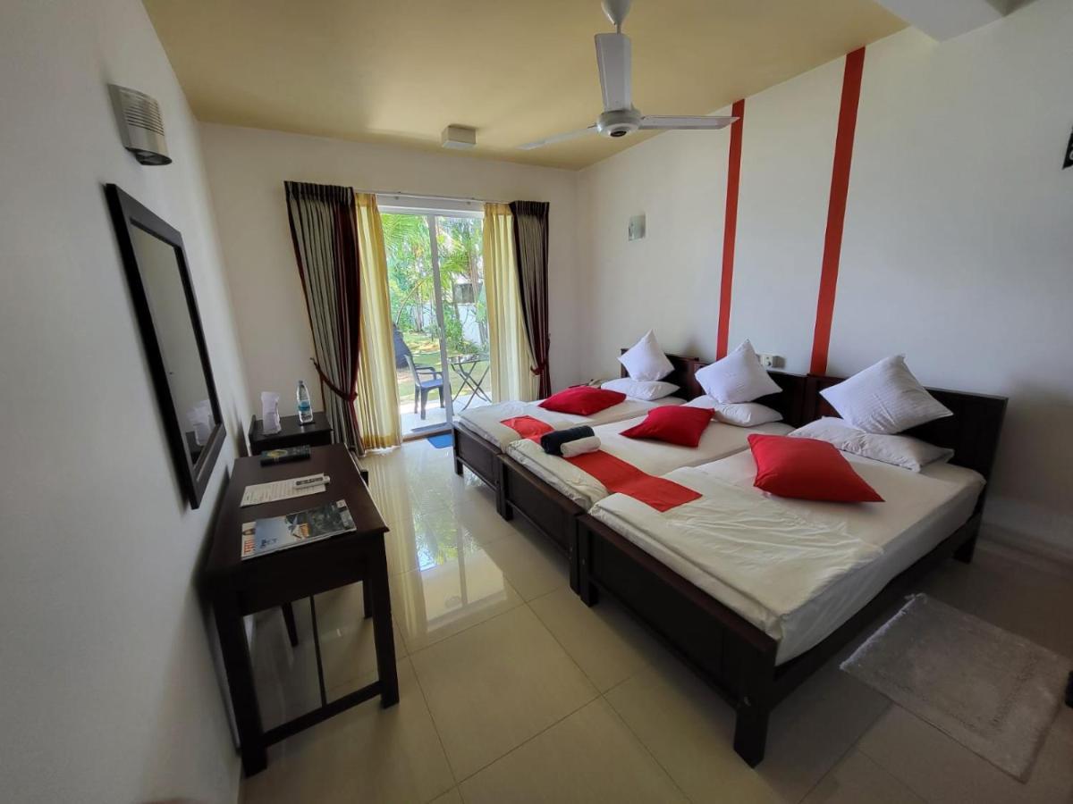 Rainbow Lagoon Resort Negombo Extérieur photo
